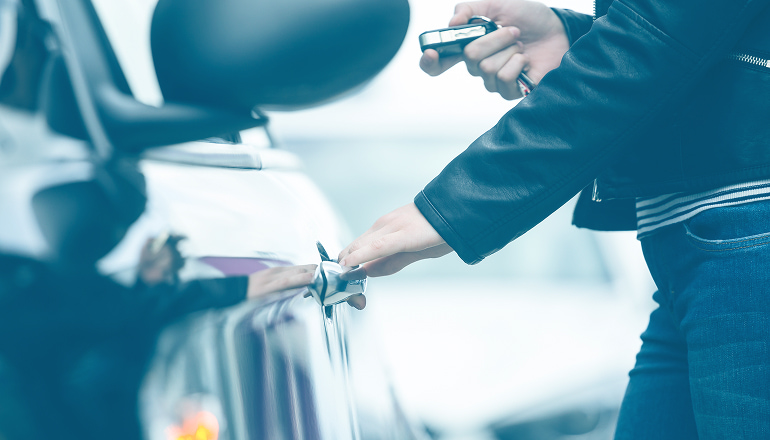 mujer abriendo el coche 